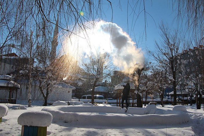 Karlıova'da havaya atılan kaynar su dondu -7