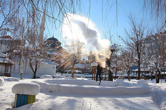 Karlıova'da havaya atılan kaynar su dondu -1