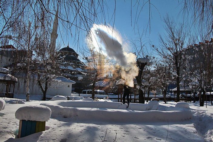 Karlıova'da havaya atılan kaynar su dondu -2