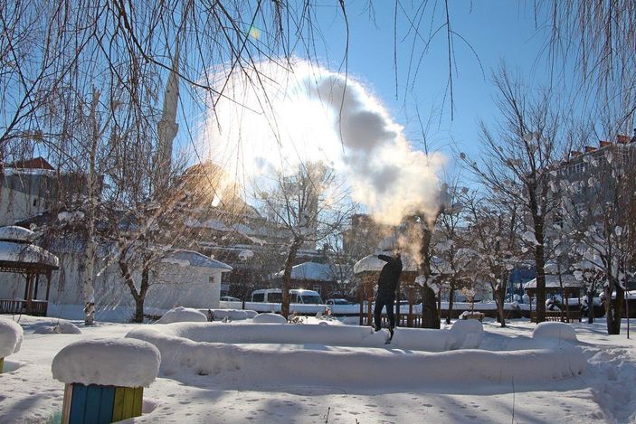 Karlıova'da havaya atılan kaynar su dondu -6