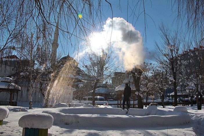 Karlıova'da havaya atılan kaynar su dondu -9