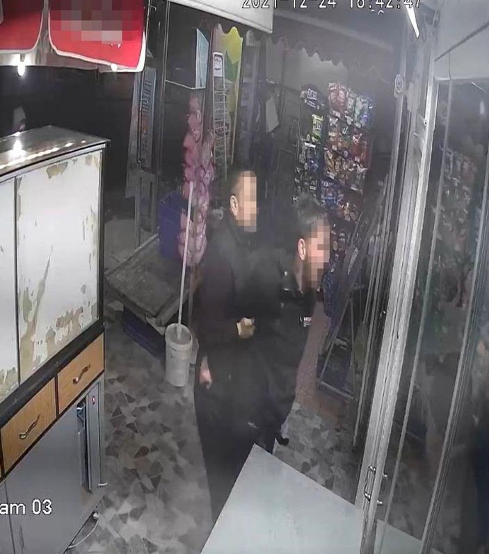 Önce uyarana saldırdı, sonra da sığındığı iş yerine molotof attı; o anlar kamerada -3