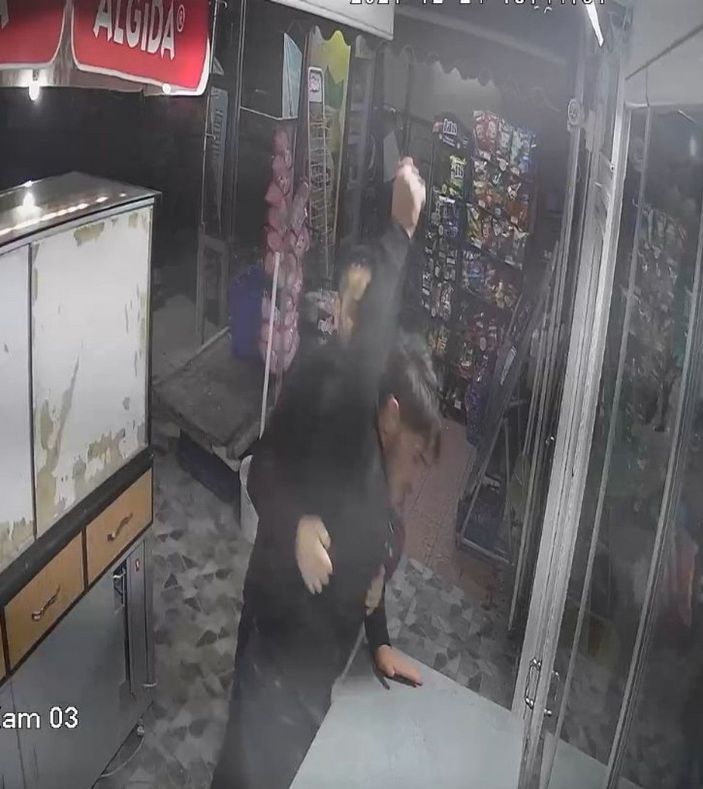 Önce uyarana saldırdı, sonra da sığındığı iş yerine molotof attı; o anlar kamerada -4