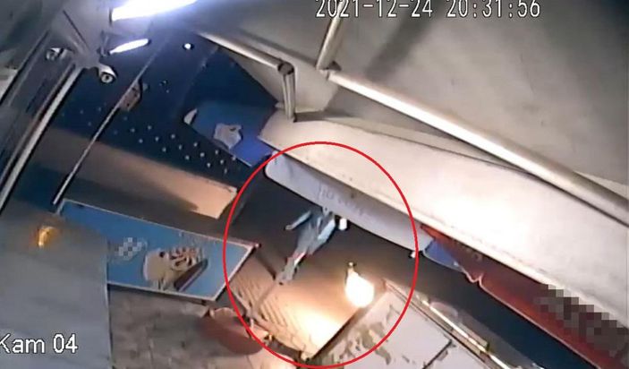 Önce uyarana saldırdı, sonra da sığındığı iş yerine molotof attı; o anlar kamerada -1