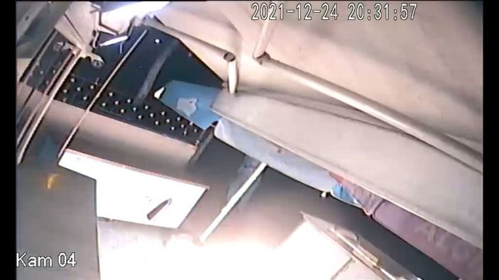 Önce uyarana saldırdı, sonra da sığındığı iş yerine molotof attı; o anlar kamerada -2