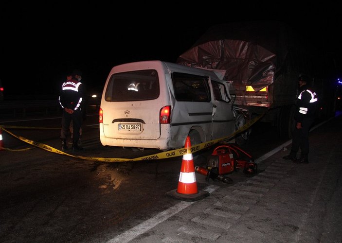 TIR'a çarpan minibüsteki 2 kişi öldü -3