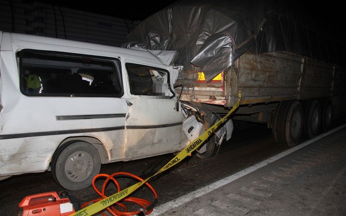 TIR'a çarpan minibüsteki 2 kişi öldü -7
