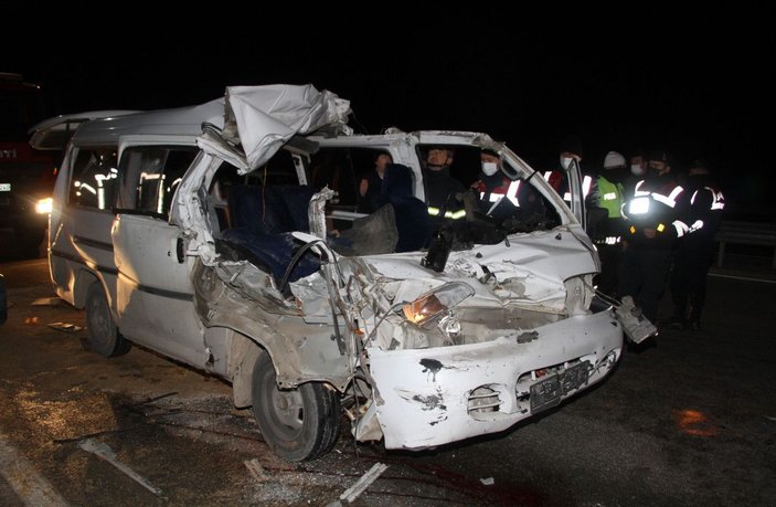 TIR'a çarpan minibüsteki 2 kişi öldü -1