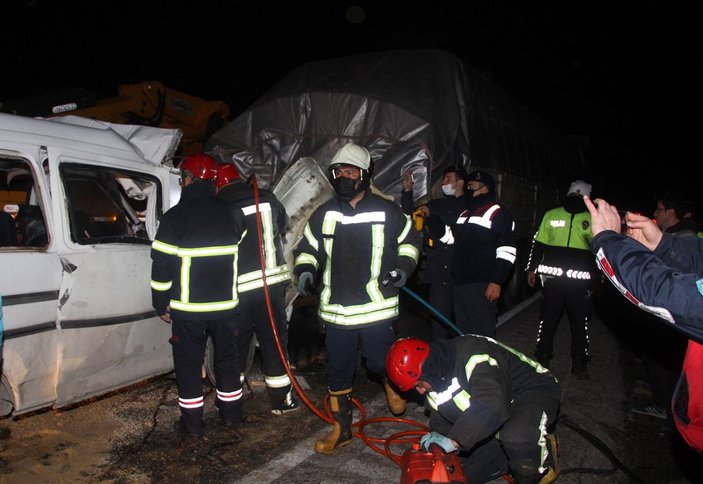 TIR'a çarpan minibüsteki 2 kişi öldü -2