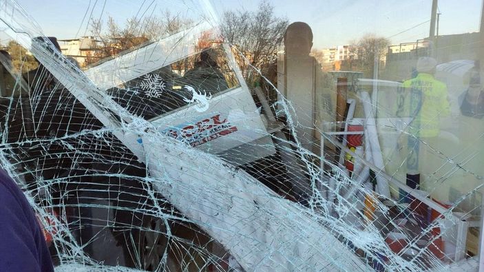 Alkollü sürücü polisten kaçarken iş yerine daldı -8