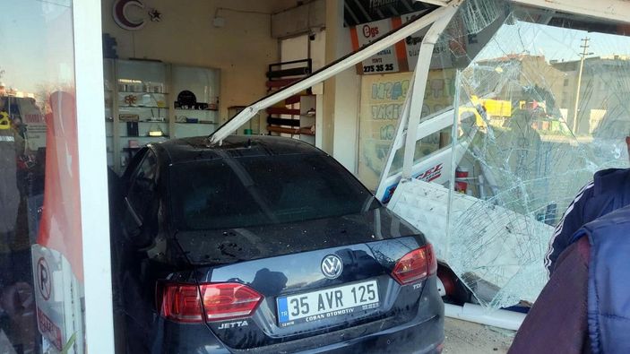 Alkollü sürücü polisten kaçarken iş yerine daldı -9