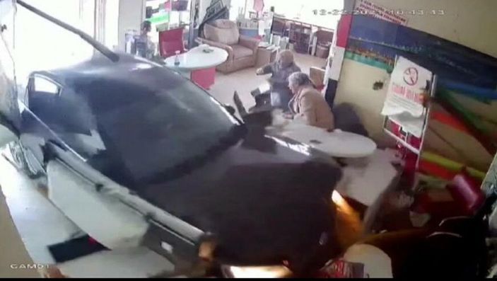 Alkollü sürücü polisten kaçarken iş yerine daldı -3