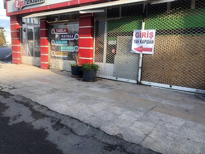 Alkollü sürücü polisten kaçarken iş yerine daldı -10