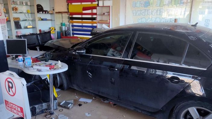 Alkollü sürücü polisten kaçarken iş yerine daldı -7