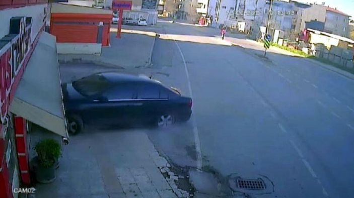 Alkollü sürücü polisten kaçarken iş yerine daldı -4