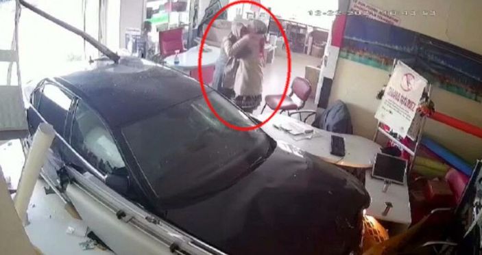 Alkollü sürücü polisten kaçarken iş yerine daldı -1