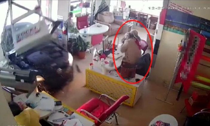 Alkollü sürücü polisten kaçarken iş yerine daldı -2