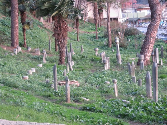 Beykoz'da tarihi mezarlıkta kaçak kazı iddiası -7