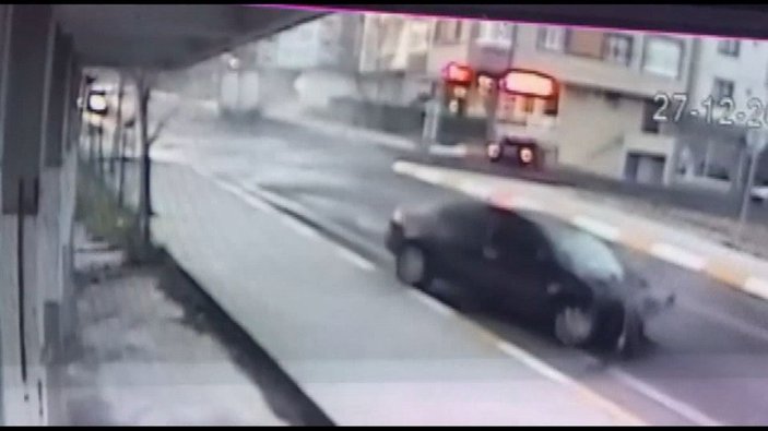 Sultanbeyli’de iki aracın kafa kafaya çarpıştığı kaza kamerada  -2