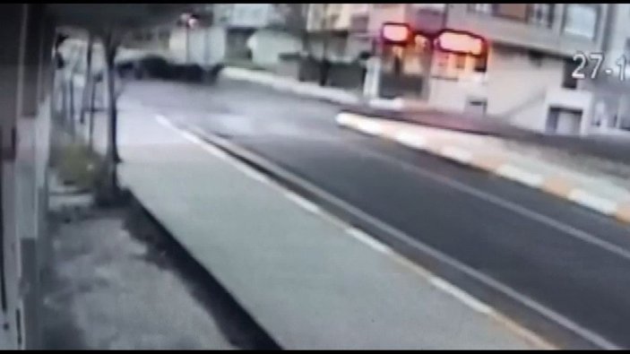 Sultanbeyli’de iki aracın kafa kafaya çarpıştığı kaza kamerada  -1