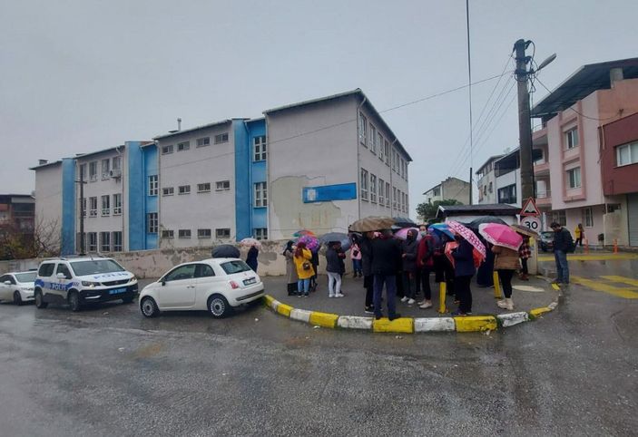 d 7 yaşındaki kız çocuğunun okulda tacize uğradığı iddiası velileri sokağa döktü -2