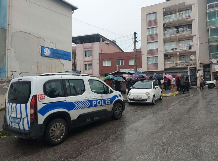 7 yaşındaki kız çocuğunun okulda tacize uğradığı iddiası velileri sokağa döktü -4