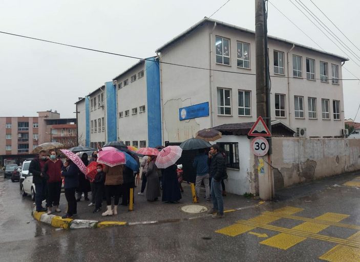 7 yaşındaki kız çocuğunun okulda tacize uğradığı iddiası velileri sokağa döktü -3