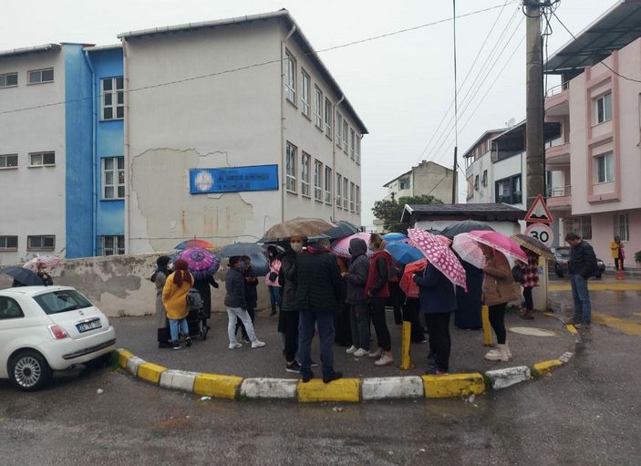 d 7 yaşındaki kız çocuğunun okulda tacize uğradığı iddiası velileri sokağa döktü -1