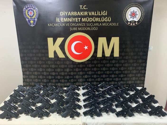 Diyarbakır'da 2 otomobilde 50 tabanca ele geçirildi: 6 gözaltı -1