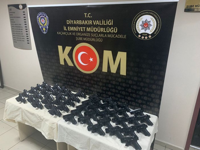 Diyarbakır'da 2 otomobilde 50 tabanca ele geçirildi: 6 gözaltı -5