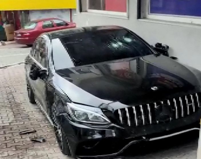 Esenyurt'ta öfkeli koca dehşeti: Cipiyle eşinin aracına çarptı  -4