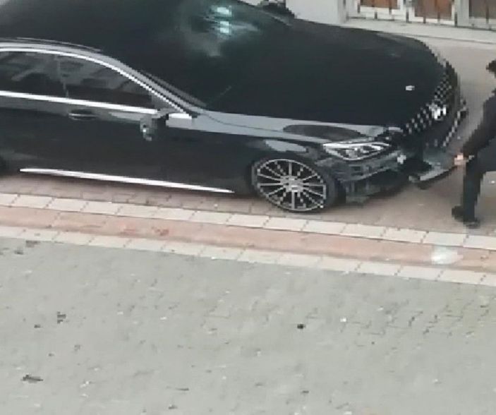 d Esenyurt'ta öfkeli koca dehşeti: Cipiyle eşinin aracına çarptı -1