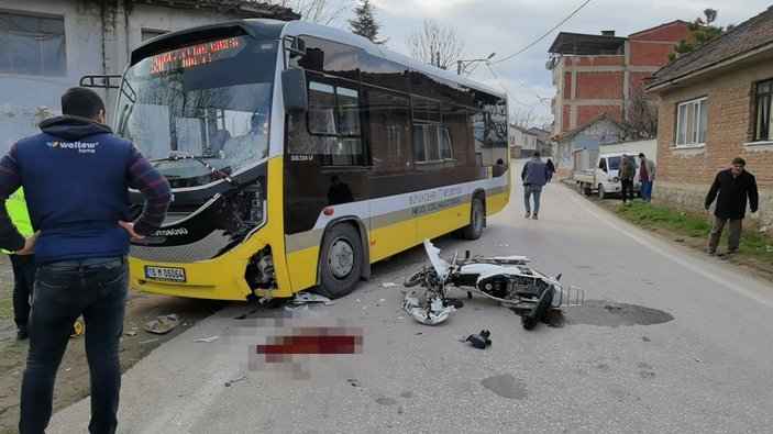 Halk otobüsüyle çarpışan motosikletteki 2 genç ağır yaralandı -3