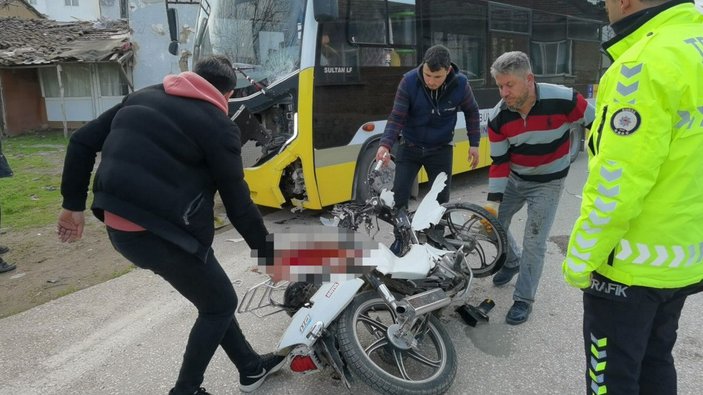 Halk otobüsüyle çarpışan motosikletteki 2 genç ağır yaralandı -5