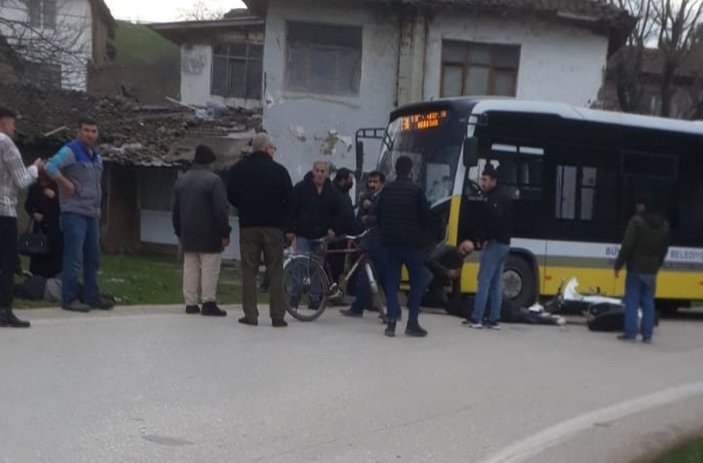 Halk otobüsüyle çarpışan motosikletteki 2 genç ağır yaralandı -6