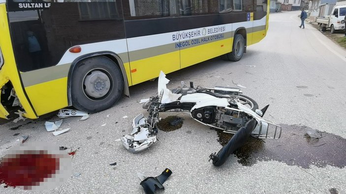 Halk otobüsüyle çarpışan motosikletteki 2 genç ağır yaralandı -2