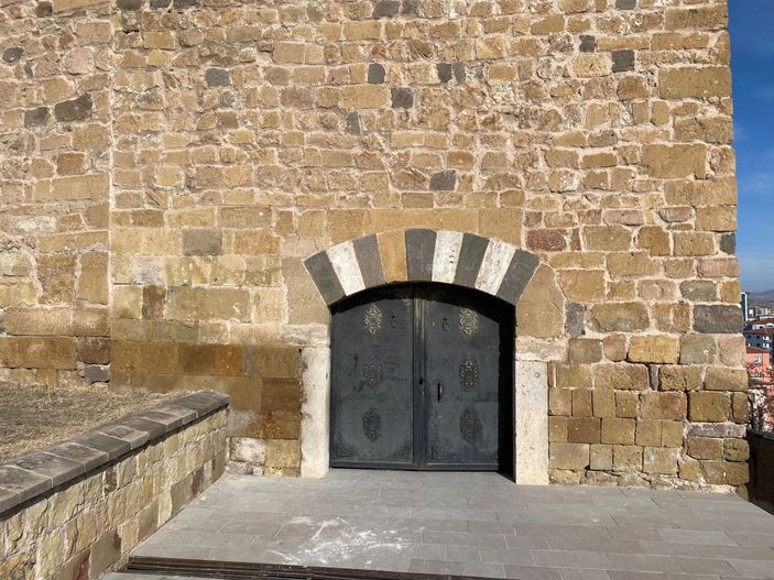 Kaçak kazı yapılan Niğde Kalesi'nde çöken bölge ziyarete kapatıldı -2