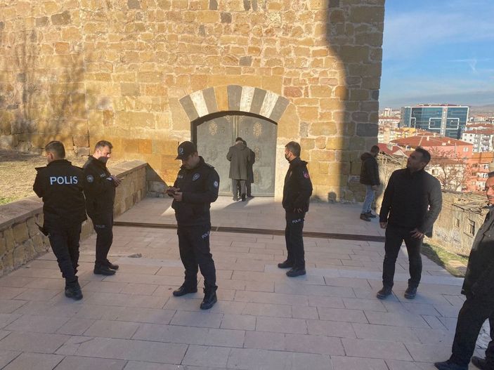 Kaçak kazı yapılan Niğde Kalesi'nde çöken bölge ziyarete kapatıldı -3