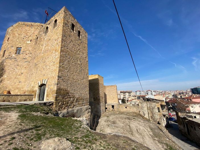 Kaçak kazı yapılan Niğde Kalesi'nde çöken bölge ziyarete kapatıldı -1