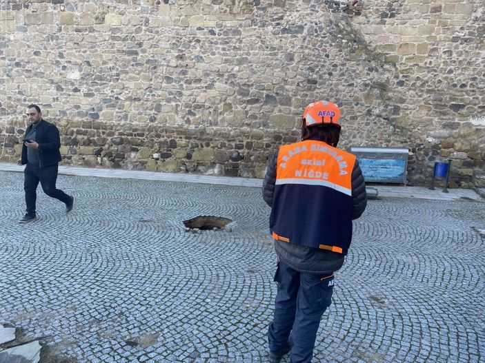Kaçak kazı yapılan Niğde Kalesi'nde çöken bölge ziyarete kapatıldı -9