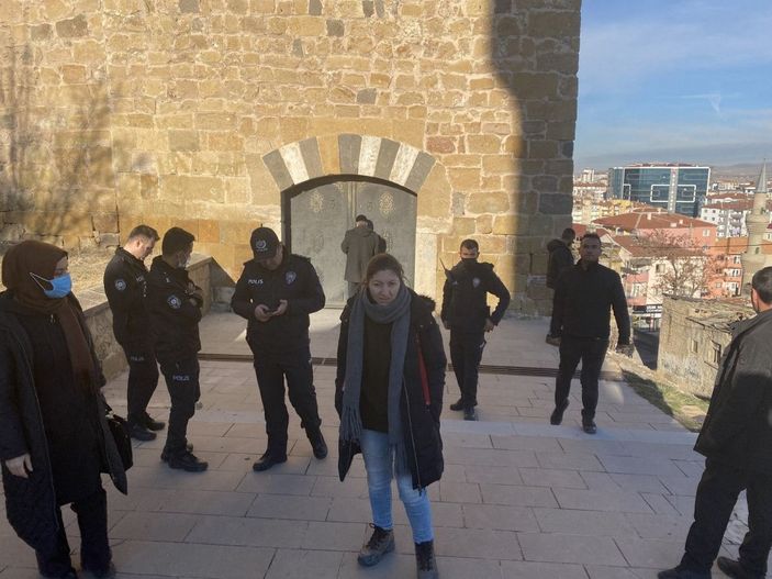 Kaçak kazı yapılan Niğde Kalesi'nde çöken bölge ziyarete kapatıldı -8