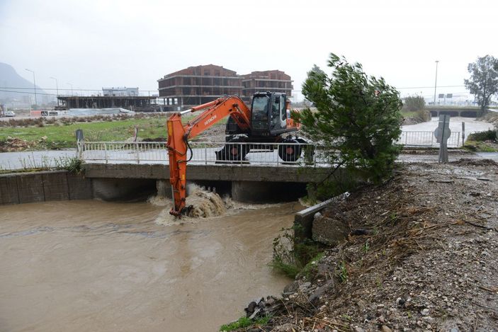 'Kırmızı kod' alarmı verilen Antalya'da dereler taştı, yol kapandı (8) -6
