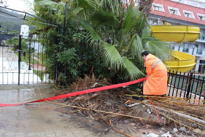 'Kırmızı kod' alarmı verilen Antalya'da dereler taştı, yol kapandı (8) -2