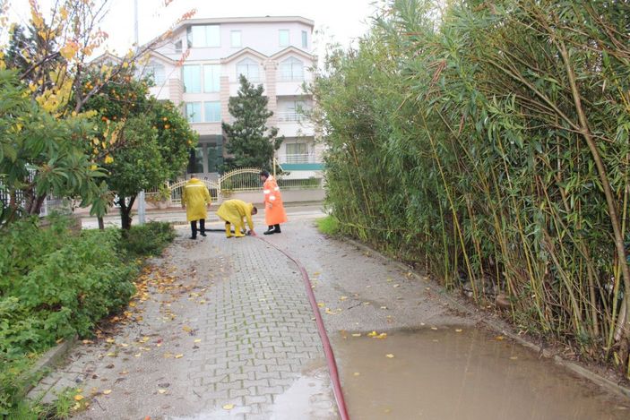 'Kırmızı kod' alarmı verilen Antalya'da dereler taştı, yol kapandı (8) -3
