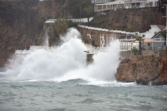 'Kırmızı kod' alarmı verilen Antalya teyakkuzda (6) -5
