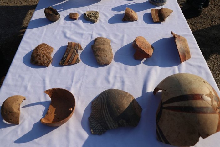 9 bin yıllık höyükteki kazı çalışmalarında 900'ün üzerinde eser tespit edildi -7