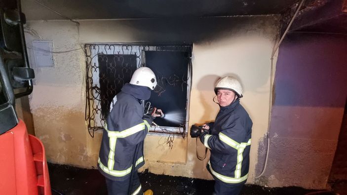 Alevlerinden arasında kaldı, komşuları pencere demirini keserek kurtardı -4
