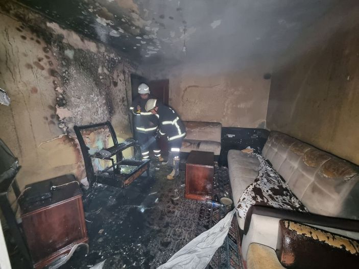 Alevlerinden arasında kaldı, komşuları pencere demirini keserek kurtardı -1