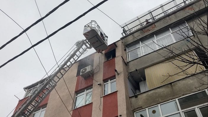 Bağcılar'da 4 katlı binada yangın  -5