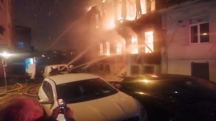 Beyoğlu'nda 3 katlı ahşap binada yangın